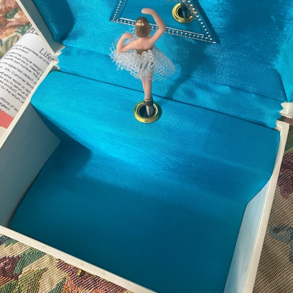 Vintage big eyed girl ballerina Jewelry Box with flowers & butterflies - Picture 10 of 13